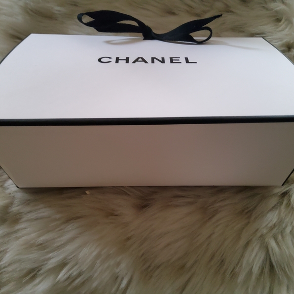Chanel Bundle...2 Gift Bags/Chanel Shipping Box & Le Lift - Picture 10 of 15